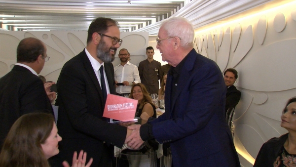 Andrea Romeo consegna il Celebration of Lives Award a Sir Michael Caine 01
